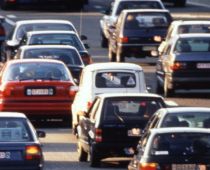 Piaţa auto continuă să scadă şi în 2010