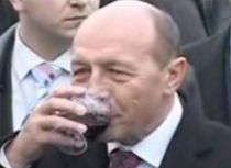 Presa din Republica Moldova, despre vizita lui Băsescu: "A servit câteva gâturi de vin"