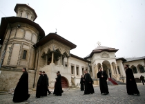 Stareţa unei mănăstiri din Mehedinţi, acuzată că foloseşte un craniu pentru sfinţirea apei