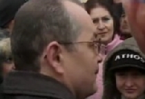 Emil Boc, asediat la Guvern de protestatari: "De ce luaţi numai de la săraci?" (VIDEO)