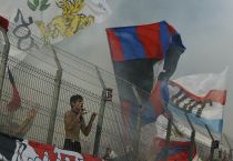 Bătaie în plină stradă între ultraşii stelişti şi dinamovişti, soldată cu 30 de reţineri