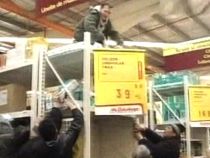 Isterie la deschiderea unui magazin de bricolaj: Mii de oameni s-au călcat în picioare (VIDEO)