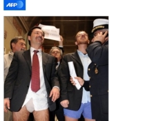 Protest cu pantalonii în vine: 50 de primari italieni au făcut striptease la Roma (FOTO şi VIDEO)
