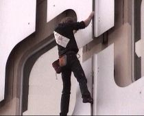 O nouă cucerire: Alain Robert, alias "Spiderman", a escaladat o clădire de 152 metri, în Paris (VIDEO)