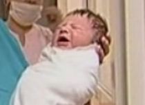 Un bebeluş de trei luni a suferit arsuri grave, după ce fratele i-a turnat var nestins peste faţă