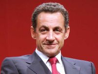 Din nou „pe picior greşit”. Sarkozy a fost prins uitându-se în decolteul unui manechin (VIDEO)