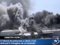 Spectacol de foc în SUA. O fabrică a ars sub ochii pompierilor (VIDEO)