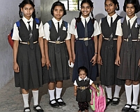 Cea mai mică fată din lume: Jyoti măsoară 60 centimetri la 15 ani (FOTO)