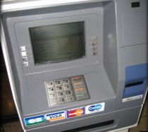 Poşta Română lansează un card de debit prin care vom putea plăti facturile, primi pensia sau alocaţia
