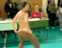 Striptease pentru minori. O profesoară s-a dezbrăcat pentru elevii ei (VIDEO)