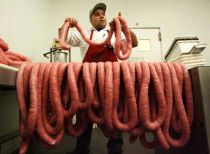 Românii vor să aibă "cel mai lung cârnat din lume". Vezi recordurile mondiale stabilite de Crăciun