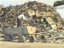 Reportaj BBC: Rromii de origine română care vând fier vechi, loviţi de criza economică