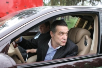 Gigi Becali in masina
