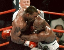 Duelul "moşilor" Tyson şi Holyfield se va juca pentru o bursă de 34 de milioane de dolari