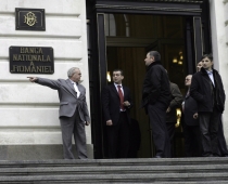 Bancherii cer BNR să întârzie executarea silită a datornicilor pentru a-şi proteja profiturile