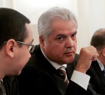 Adrian Năstase se pregăteşte pentru un deceniu de procese