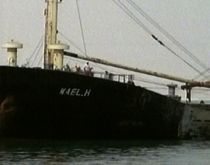 Marinarii eliberaţi de pe vasul capturat de somalezi îi cer lui Obama să lupte cu pirateria