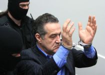 Becali, din nou cu cătuşe: "Barabas liber, Hristos pe cruce!" (FOTO şi VIDEO)