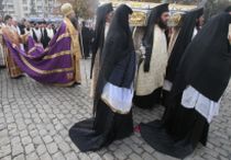 Ispăşire parlamentară: majorări salariale şi fonduri acordate lăcaşelor de cult
