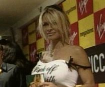 Pamela Anderson, afectată de criza financiară. Vedeta locuieşte într-o rulotă