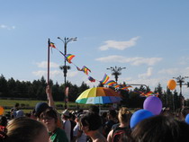 Show în aer liber: vremea şi protestele, la extreme. Noua Dreaptă vs. comunitatea gay, pe ploaie şi pe soare (FOTO)