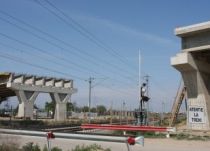 Pasajul din Pipera va întârzia trenul spre mare cu o oră. Stâlpii trebuie mutaţi (FOTO)