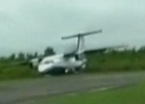 Aterizare cu peripeţii. Un avion a aterizat în tufişuri, după ce un câine a intrat pe pistă (VIDEO)