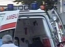 Doi poliţişti şi un jandarm, snopiţi în bătaie de un scandalagiu (VIDEO)