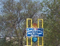 Denumirea maghiară a municipiului Sfântu Gheorghe, acoperită cu vopsea pe două plăcuţe bilingve