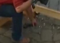 Atenţie, se pierd arme! Un poliţist îşi scapă pistolul în timpul intervenţiei din Timişoara (VIDEO)