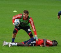 Scene şocante la antrenamentul Franţei. Gomis s-a prăbuşit inconştient pe teren, din senin (FOTO)