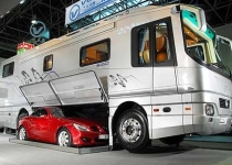 Autocarul care "înghite" maşini sport: Vezi imagini cu locuinţa de cinci stele pe roţi (FOTO)