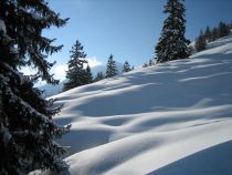 Risc de avalanşă în masivul Făgăraş. Turiştii, sfătuiţi să nu se aventureze pe munte