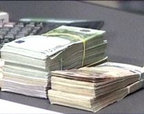 Româncă, prinsă când încerca să părăsească ţara cu 600.000 de dolari în valiză