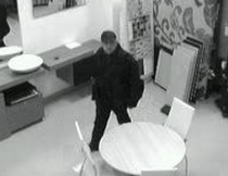 Bărbat filmat în timp ce fura un telefon dintr-un birou (FOTO)