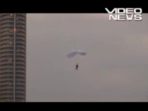 Base jumping de pe cea mai înaltă clădire din lume. Povestea primei sărituri de pe Burj Dubai (VIDEO)