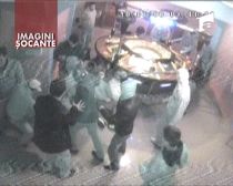 Bătaie ca-n filme, înregistrată de camerele de supraveghere ale unui local din Ilfov (VIDEO)