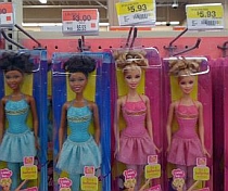 Discriminare? Magazin criticat că vinde păpuşa Barbie de culoare la jumătate de preţ
