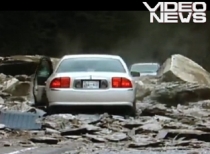 A intrat cu maşina într-un morman de bolovani, fără să-şi dea seama (VIDEO)