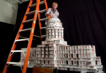Cel mai mare castel din cărţi de joc, construit de un arhitect american