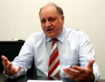 Cozmâncă îşi acuză partenerii că vor să vândă structurile proiectului său de stânga către grupul Oprea