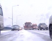 A1 blocată două ore, după ce un TIR a derapat. Vezi drumurile cu probleme