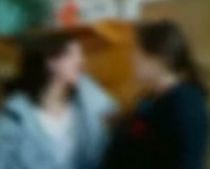 Două eleve care s-au bătut în şcoală, sancţionate, împreună cu colegul care le-a filmat (VIDEO)