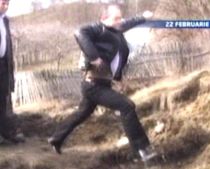 Premierul Boc a reuşit să treacă un hop. La propriu! (VIDEO)