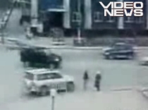 O maşină de teren trece peste o femeie care traversează printr-un loc nepermis - VIDEO