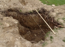 A fost îngropată de vie de tatăl ei pentru că se împrietenise cu mai mulţi băieţi