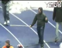 Panică la Berlin după ce fanii echipei Hertha au încercat să îşi atace jucătorii (VIDEO)