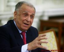 Iliescu despre "academicianul" Băsescu: Nu ştiu motivele, dar aşa au fost primiţi şi soţii Ceauşescu