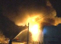 Două incendii de proporţii în ţară. O fabrică şi trei hectare de vegetaţie, distruse (VIDEO)