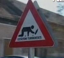 Indicatoare rutiere inedite lângă un birt arădean (VIDEO)